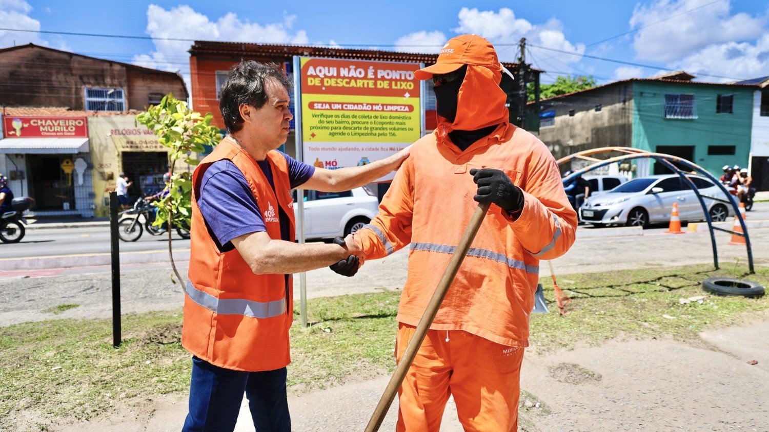 prefeito evandro cumprimenta um gari